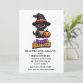 Niedliche Halloween Hexenkatze mit Kürbis Einladung (Stehend Vorderseite)