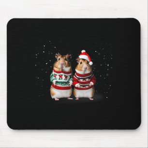 Niedliche Hamster an einem schneebedeckten Weihnac Mousepad