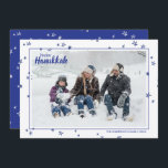 Niedliche handgezeichnete Sterne Happy Hanukkah Fa Feiertagskarte<br><div class="desc">Stilvolle und niedliche Fotokarten sind in dieser Ferienzeit für alle Ihre Freunde und Familie ideal. Passen Sie den Text "glücklich hanukkah" mit Ihrer eigenen Begrüßung an, ändern Sie den Familiennamen und das Jahr und tauschen Sie das Foto Ihrer Kinder, Haustiere oder der ganzen Familie aus. Das Design zeichnet sich durch...</div>