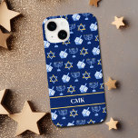 Niedliche Hanukkah Dreidel Menorah Blue Monogram iPhone 14 Hülle<br><div class="desc">Schönes Hanukkah iPhone 14 Fall in hübsch blau mit einem coolen Muster Judaism star,  dreidel für Spaß Chanukah-Spiele,  und die jüdische Menorah. Passen Sie Ihr Monogramm zwischen den goldenen Linien in weiß an.</div>