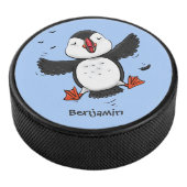 Niedliche Happy-Fying-Puffsängerin mit blauen Cart Eishockey Puck (3/4)