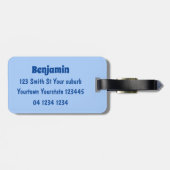 Niedliche Happy-Fying-Puffsängerin mit blauen Cart Gepäckanhänger (Rückseite horizontal)