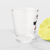 Niedliche Happy-Fying-Puffsängerin mit blauen Cart Schnapsglas (Links)