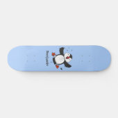 Niedliche Happy-Fying-Puffsängerin mit blauen Cart Skateboard (Horizontal)