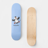 Niedliche Happy-Fying-Puffsängerin mit blauen Cart Skateboard (Vorderseite)