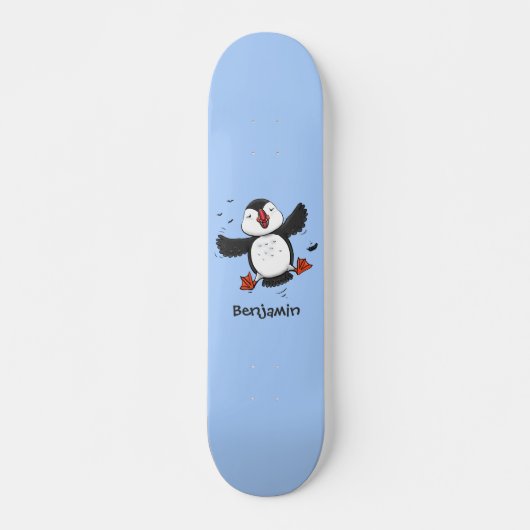 Niedliche Happy-Fying-Puffsängerin mit blauen Cart Skateboard (Vorne)