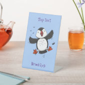 Niedliche Happy-Fying-Puffsängerin mit blauen Cart Sockelschild (In SItu)