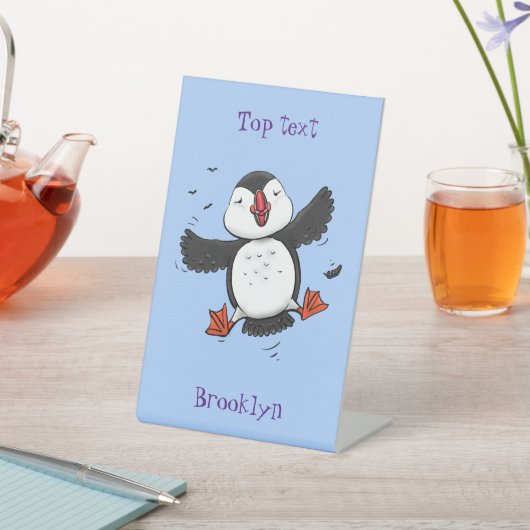 Niedliche Happy-Fying-Puffsängerin mit blauen Cart Sockelschild (In SItu)