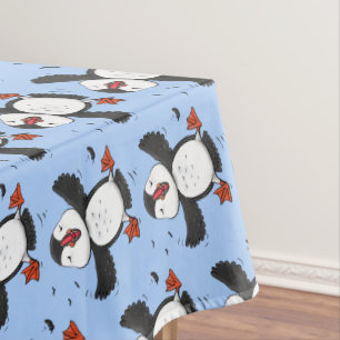 Niedliche Happy-Fying-Puffsängerin mit blauen Cart Tischdecke