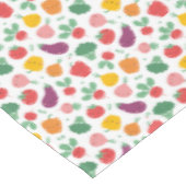 Niedliche Happy Veggies auf Weiß Tischdecke (Schrägansicht)