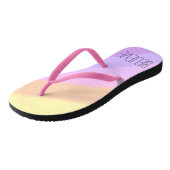 niedliche helle Neonbrushstrokes Unicornfarben Badesandalen (Schrägansicht)