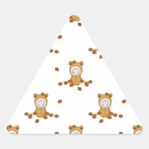 Niedliche Herbstbabys im Muster fallender Blätter Dreieckiger Aufkleber