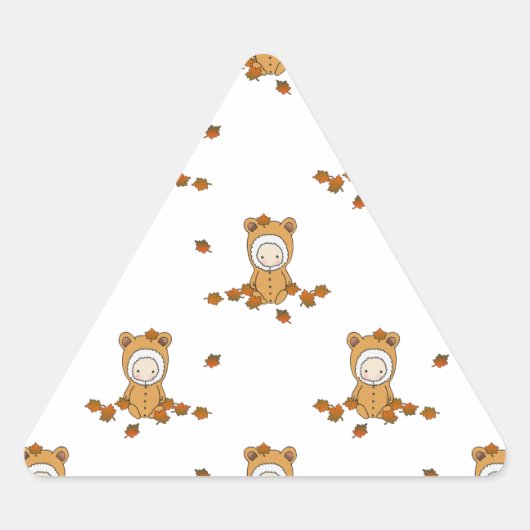 Niedliche Herbstbabys im Muster fallender Blätter Dreieckiger Aufkleber (Vorderseite)