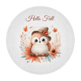 Niedliche Herbstschale auf einer Zweigniederlassun Schneidebrett