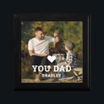 Niedliche HERZ-LIEBE SIE VATER Foto-Namen Erinnerungskiste<br><div class="desc">Niedliche HERART LIEBE YOU VATER Foto Names Geschenkboxen bietet Ihr Lieblings-Foto mit dem Text "(Liebe Herz) Sie Vater" in modernem, weißem Skript mit Ihren Namen unten. Personalisieren Sie diese, indem Sie den Text in dem dafür vorgesehenen Textfeld bearbeiten und ein eigenes Bild hinzufügen. Ideal für Weihnachten, Geburtstag und Vatertag Geschenke....</div>