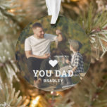 Niedliche HERZ-LIEBE SIE VATER Foto-Namen Ornament<br><div class="desc">Niedliche HERZ LIEBE YOU VATER Foto Names Ornaments bietet Ihr Lieblings-Foto mit dem Text "(Liebe Herz) Sie Vater" in modernem, weißes Skript mit Ihren Namen unten. Personalisieren Sie diese, indem Sie den Text in dem dafür vorgesehenen Textfeld bearbeiten und ein eigenes Bild hinzufügen. Ideal für Weihnachten, Geburtstag und Vatertag Geschenke....</div>