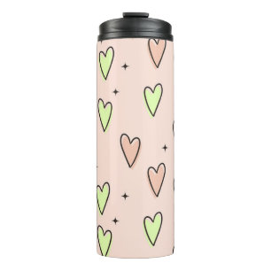 Niedliche Herzen und Sternenmuster auf Rosa Thermosbecher