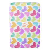 Niedliche Herzpastel Valentine Liebe Monogramm Badematte (Vorderseite Vertikal)