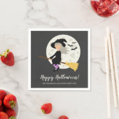 Niedliche Hexe, die auf einem Halloween-Party im Z Serviette (Beispiel)