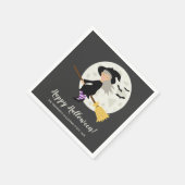 Niedliche Hexe, die auf einem Halloween-Party im Z Serviette (Ecke)