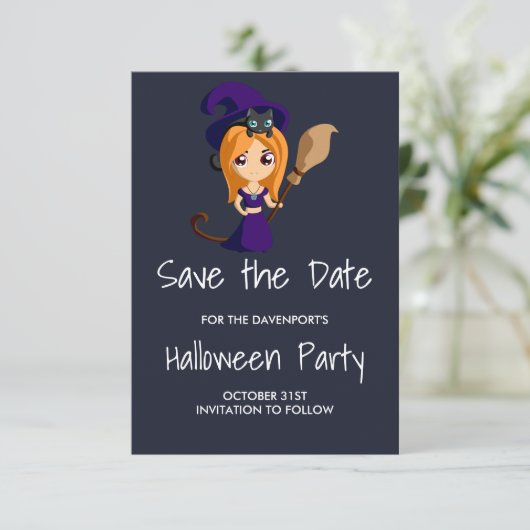 Niedliche Hexe im Lila HutHalloween Save the Date (Stehend Vorderseite)