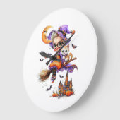 Niedliche Hexe und Kätzchen auf einem Zimmer Große Wanduhr (Winkel)
