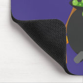 Niedliche Hexenzange mit Blick auf einen blühenden Mousepad (Ecke)