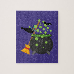Niedliche Hexenzange mit Blick auf einen blühenden Puzzle
