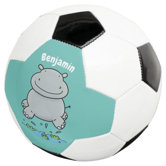 Niedliche Hippo Springen Cartoon-Abbildung Fußball (Dreiviertel)