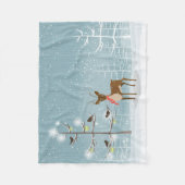 Niedliche Hirsche und Vögel im verschneiten Wald Fleecedecke (Vorderseite)