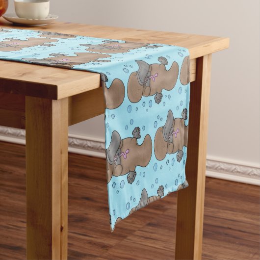 Niedliche Hochglanztuch-Cartoon-Abbildung Kurzer Tischläufer (Beispiel)