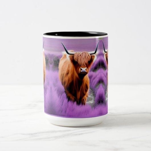 Niedliche Hochlandkuh auf Lavendelfeldern Zweifarbige Tasse (Mittel)