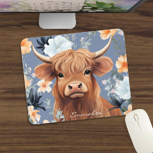 Niedliche Hochlandkuh im floralen Hintergrund mit  Mousepad