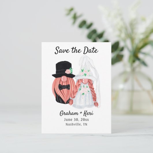 Niedliche Hochzeit Gnome Couple Save the Date Ankündigungspostkarte (Stehend Vorderseite)