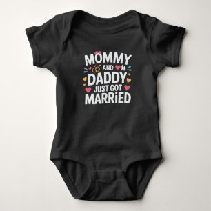 Niedliche Hochzeit Mommy und Daddy Just Married Baby Strampler