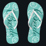 Niedliche Hochzeitskippen für Braut und Bräutigam Badesandalen<br><div class="desc">Niedliche Hochzeitskippen für Braut und Bräutigam. Vintages Sand-Dollar-Muschel-Muster. Benutzerdefinierte Farbe für ihn und sie / Männer und Frauen. Benutzerdefinierte Hintergrundfarbe und personalisierbar mit Namensinitialen. Elegantes Aqua / Türkis blau und weiß seine und ihre Sandalen mit stilvollen Skript-Kalligraphie Typografie. Niedliches personalisiertes Gastgeschenk zum Thema Hochzeit, Hochzeit, Brautparty, Verlobung, Jubiläum, Grillen, Bachelorette,...</div>