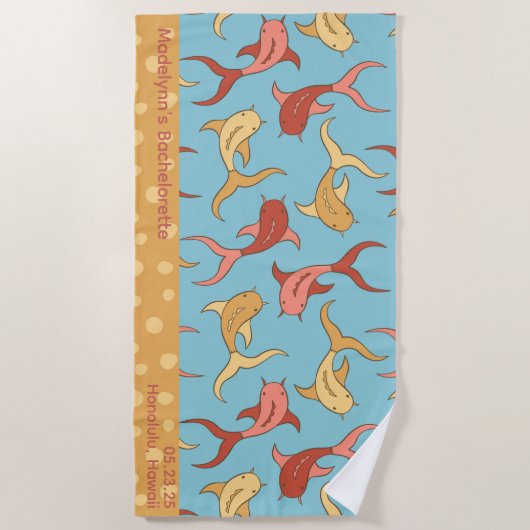Niedliche Hochzeitsparty Gunst Personalisiert Koi  Strandtuch (Vorderseite)