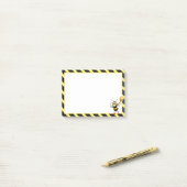 Niedliche Honigbiene auf Black & Yellow Post-it Klebezettel (Auf Schreibtisch)