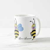 Niedliche Honigbiene in Aquarellfarbe mit glücklic Kaffeetasse (VorderseiteRechts)