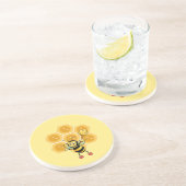 Niedliche Honigbiene und Honigwabenrübe auf Gelb Getränkeuntersetzer (Seite)