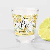 Niedliche Honigbienen Hochzeit mit gelber Blüte Schnapsglas (Vorderseite)