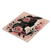 Niedliche hübsche Dame, die Zuhause Fliese (Seite)