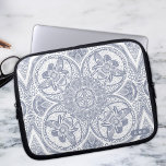 Niedliche Hummelbienen Mandala Laptopschutzhülle<br><div class="desc">Suchen Sie ein stilvolles und personalisiertes Notebook, das Ihr Gerät schützt und gleichzeitig Ihren einzigartigen Stil zeigt? Schauen Sie sich nur unsere handgezeichnet Boho Bienen Mandala Laptop-Gehäuse! Mit einem wunderschönen und aufwändigen Design von Hummeln und Blume, die in einer Mandala gemustert sind, hat dieses schöne technische Accessoire auch Platz, um...</div>