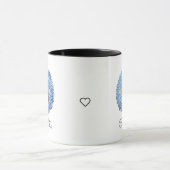 Niedliche Hummeln auf blauer Blume Name hinzufügen Tasse (Zentrum)