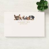 Niedliche Hunde, die Service-Dienstleistungen nach Post-it Klebezettel (Büro)