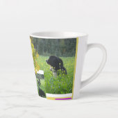 Niedliche Hunde in Rapeseed Field Collage Latte Ta Milchtasse (Rechts)