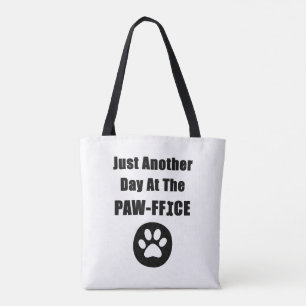 Niedliche Hundeschlittenpuppe macht noch einen Tag Tasche