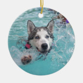 Niedliche Hundeschwimmen im Pool Keramikornament (Vorne)