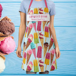 Niedliche Ice Cream Cone Popsization Custom Text S Schürze<br><div class="desc">Spaß Schürze mit einem Muster von Eiscremekonen und Popsikeln und zwei Textzeilen. Fügen Sie den Namen einer Person,  ein Restaurant oder einen Eisdielen-Shop hinzu oder löschen Sie den Text und das Rechteck und verwenden Sie einfach das Muster. Ideal für Geburtstagsfeiern,  Café-Besitzer,  aufstrebende Koch,  Gastgeber/Gastgebergeschenke oder alle,  die Eis Lieben.</div>
