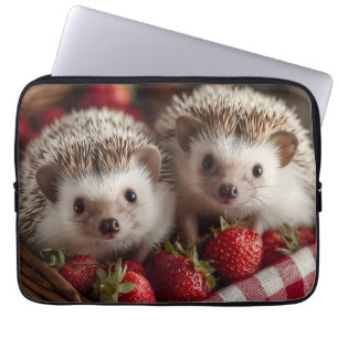 Niedliche Igel, die aus einem Erdbeerkorb herauspi Laptopschutzhülle